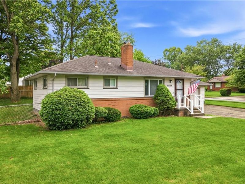 3195 Sunnybrooke Drive , Youngstown, OH 44511 Photo 3