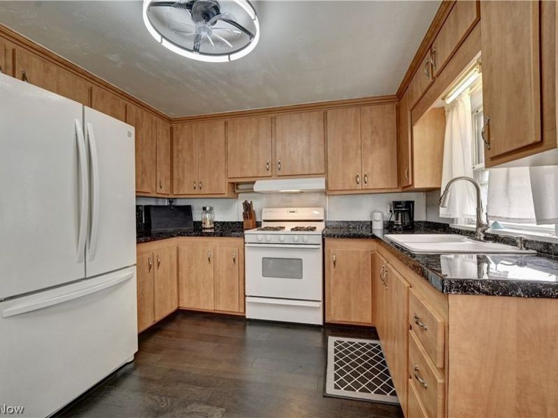 2119 Maple Avenue NE, Canton, OH 44714 Photo 3