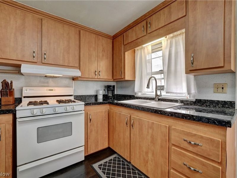 2119 Maple Avenue NE, Canton, OH 44714 Photo 5