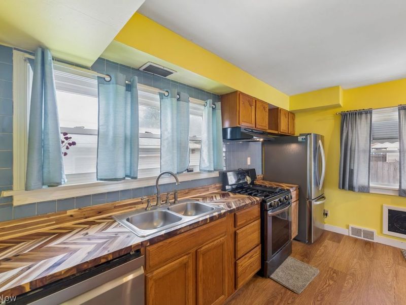 590 Bell Avenue , Elyria, OH 44035 Photo 9
