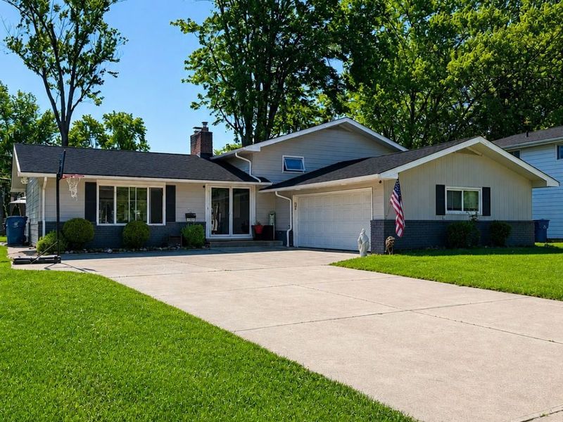 6137 Sherwood Drive , North Olmsted, OH 44070 Photo 1