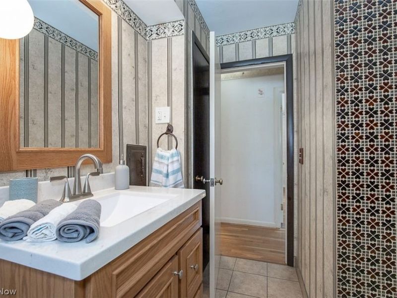 23041 Summerland Avenue , North Olmsted, OH 44070 Photo 18