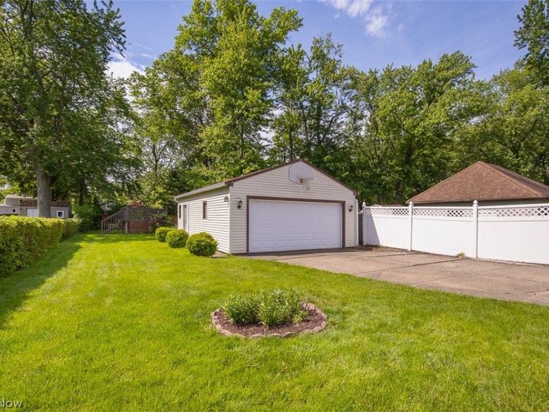 23041 Summerland Avenue , North Olmsted, OH 44070 Photo 29