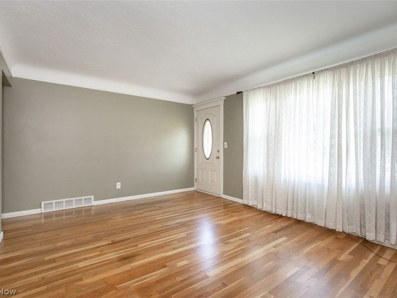 23041 Summerland Avenue , North Olmsted, OH 44070 Photo 3