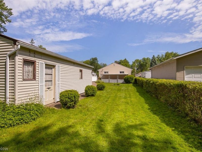23041 Summerland Avenue , North Olmsted, OH 44070 Photo 33