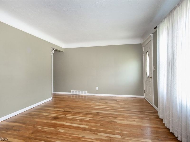 23041 Summerland Avenue , North Olmsted, OH 44070 Photo 5