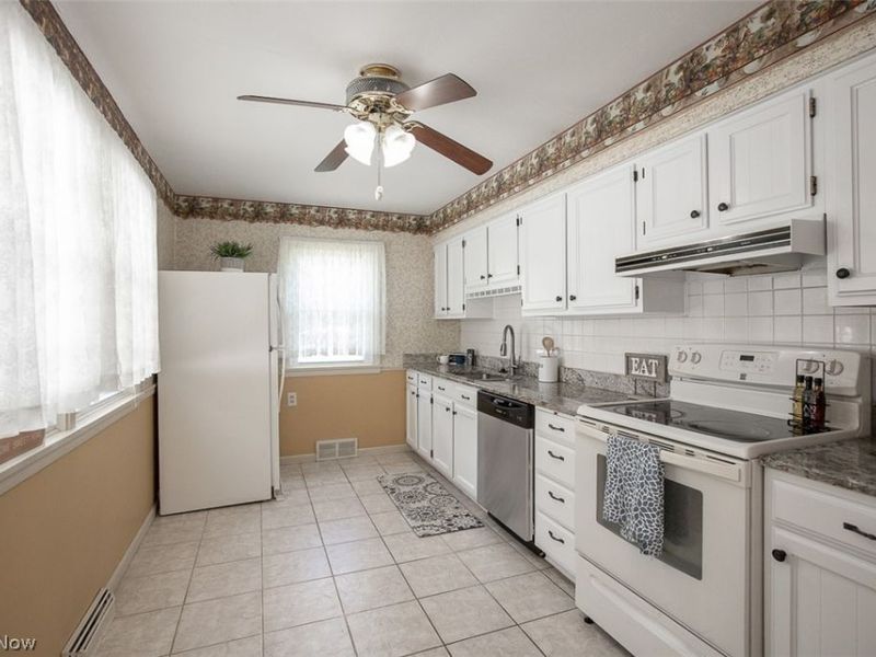 23041 Summerland Avenue , North Olmsted, OH 44070 Photo 6