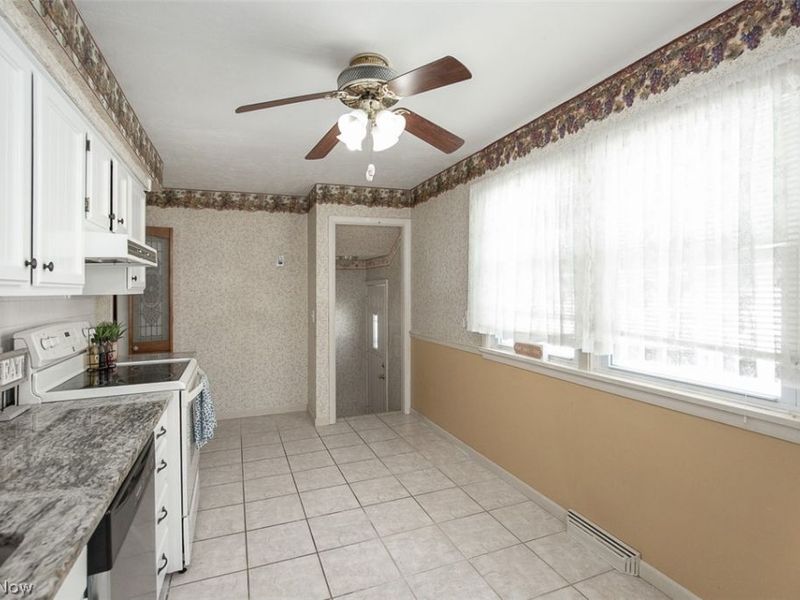 23041 Summerland Avenue , North Olmsted, OH 44070 Photo 7