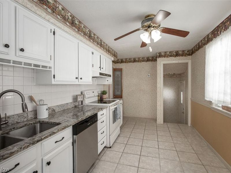 23041 Summerland Avenue , North Olmsted, OH 44070 Photo 8