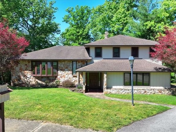 209 Tyburn Woods Dr, Gibsonia, PA 15044
