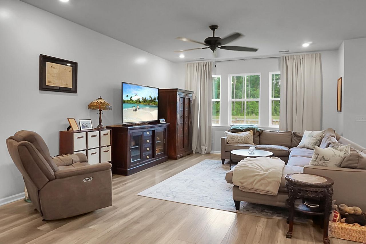 995 Arrowwood Way Photo 4