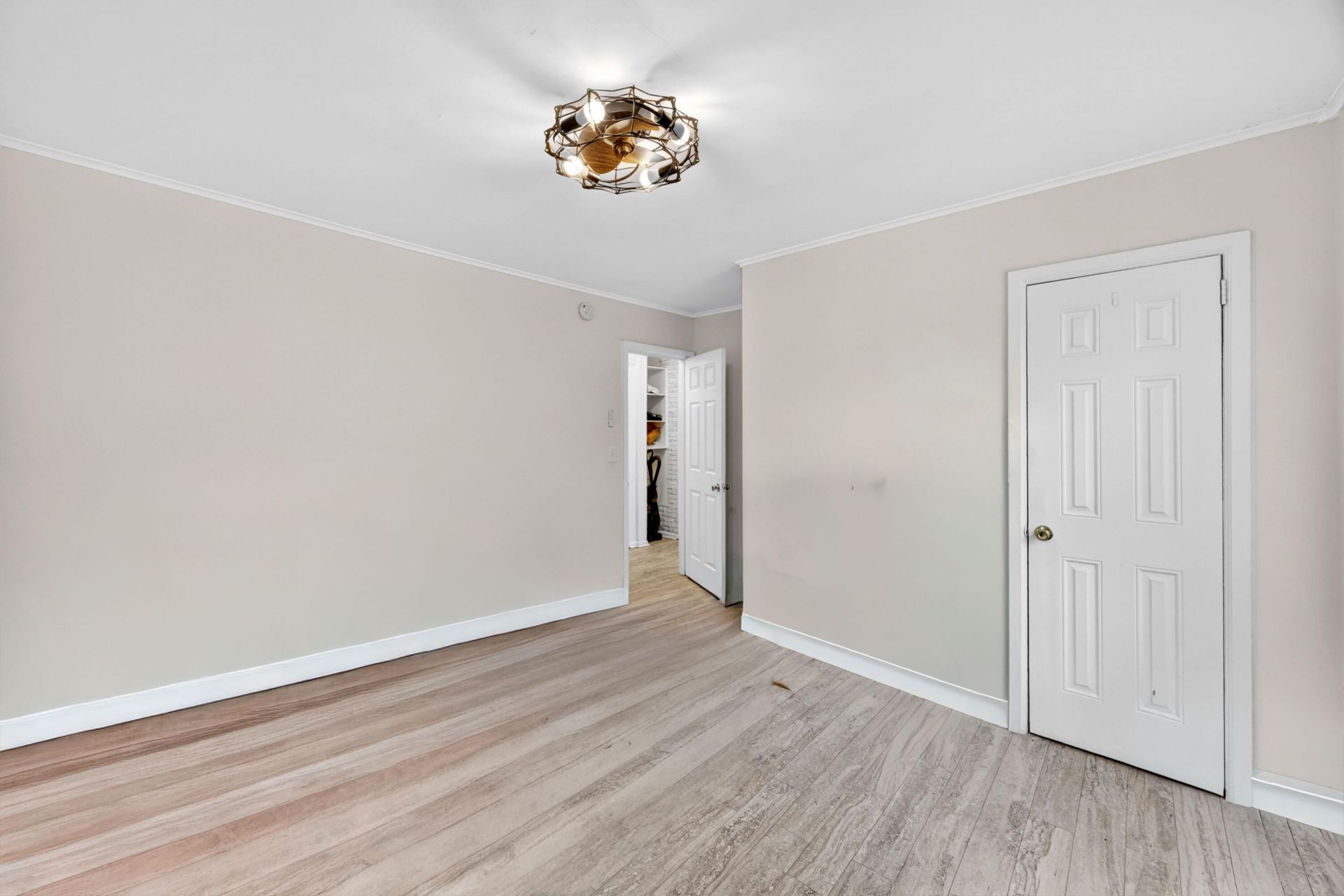 4630 Oakwood Avenue  Photo 7