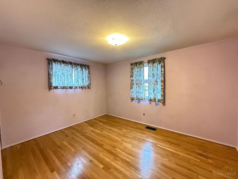 53 Hadley Road, Greenhills, OH 45218 Photo 13
