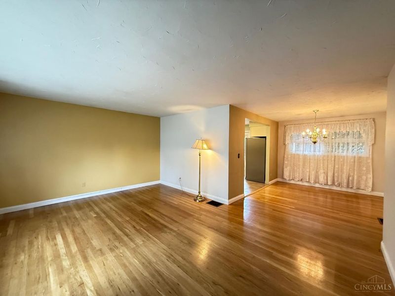 53 Hadley Road, Greenhills, OH 45218 Photo 3