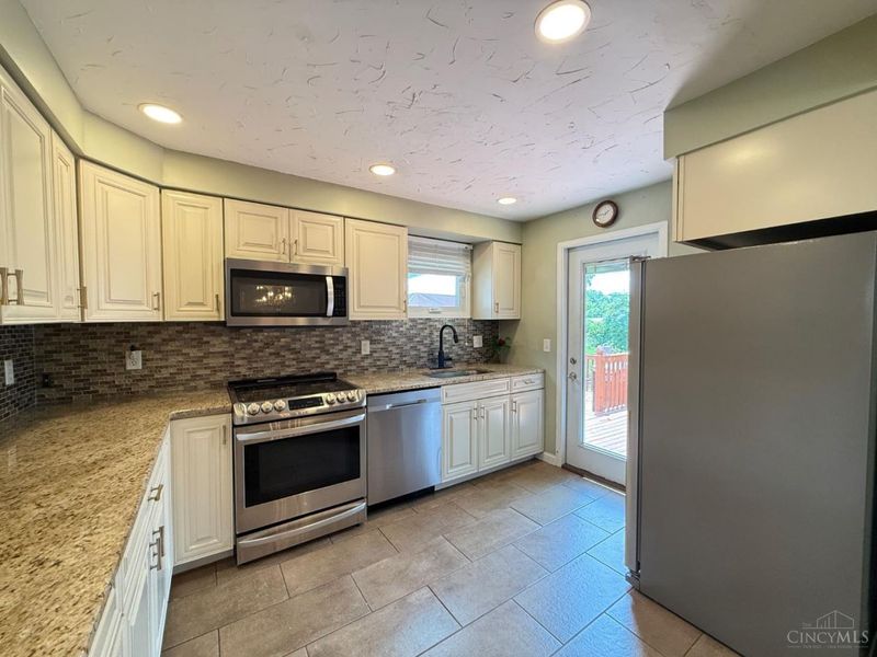 53 Hadley Road, Greenhills, OH 45218 Photo 4