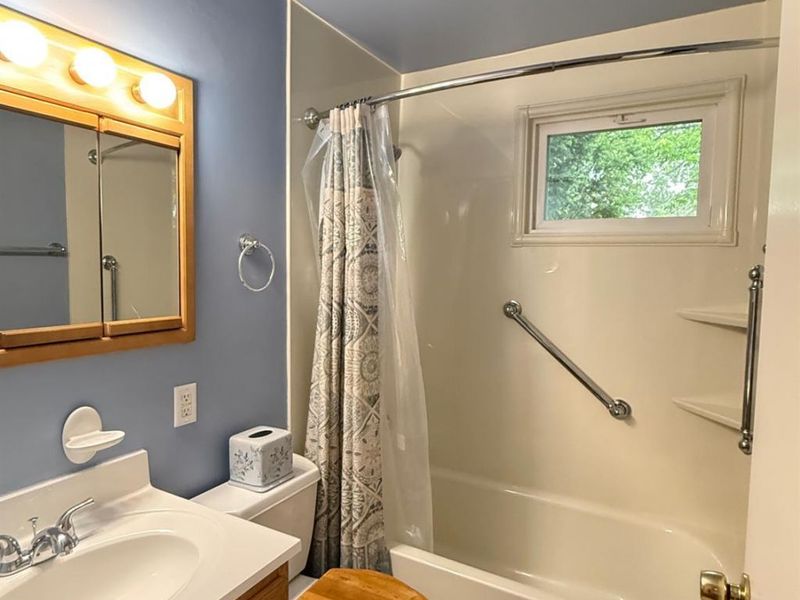 53 Hadley Road, Greenhills, OH 45218 Photo 9