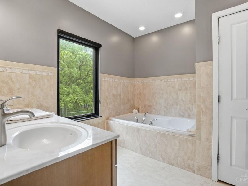 1825 Walker Street, Cincinnati, OH 45202 Photo 38