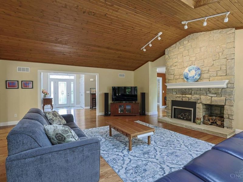 9774 Berry Hill Drive, West Chester, OH 45241 Photo 6