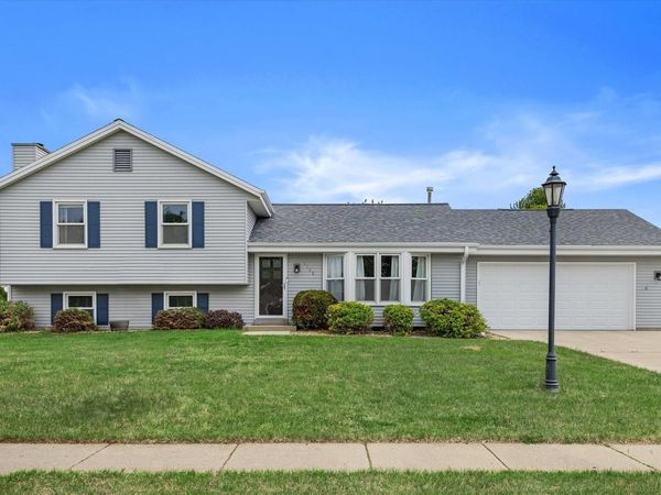 1128 Lake Park DRIVE, Pewaukee, WI 53072