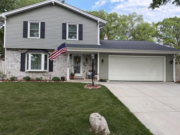 1009 Canterbury LANE, Waukesha, WI 53188