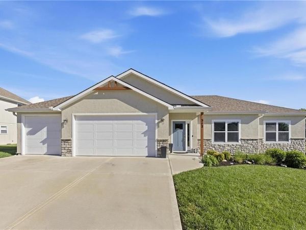 312 Prairie Rose Circle, Smithville, MO 64089