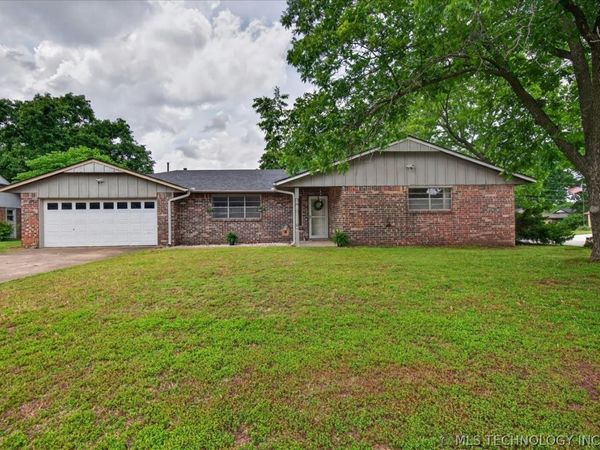 601 Castle Road , Bartlesville, OK 74006