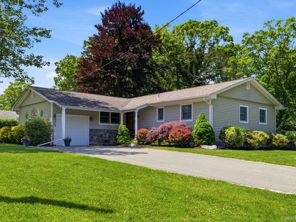 1 Camelot Lane, Saint James, NY 11780