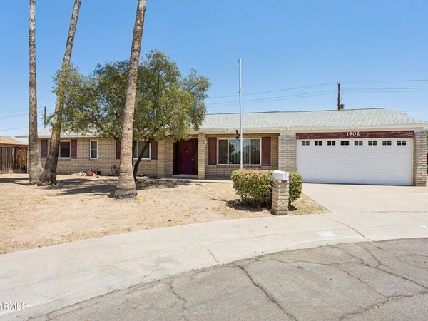 1902 W KERRY Lane, Phoenix, AZ 85027