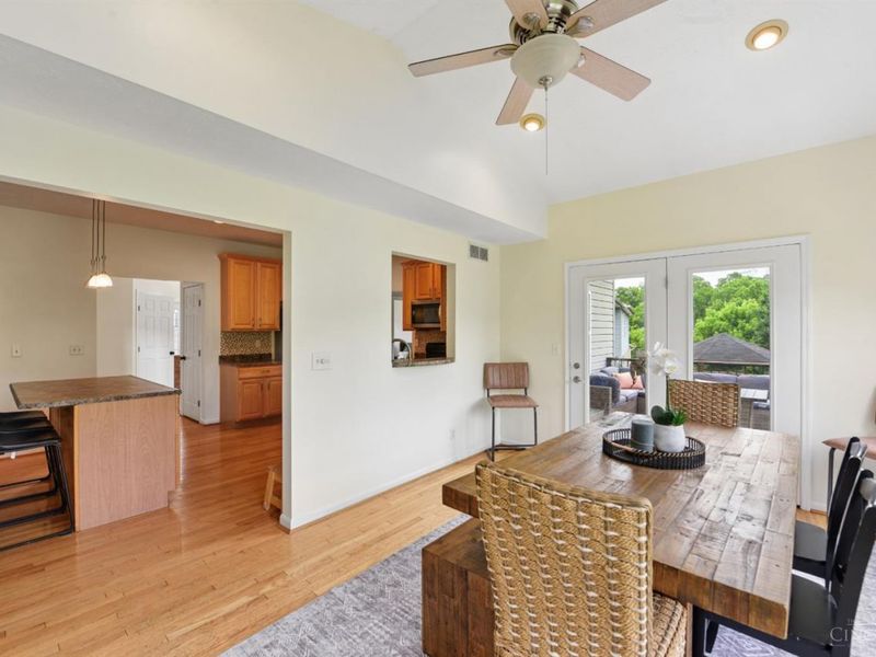 4869 Kleeman Green Drive, Cincinnati, OH 45211 Photo 14