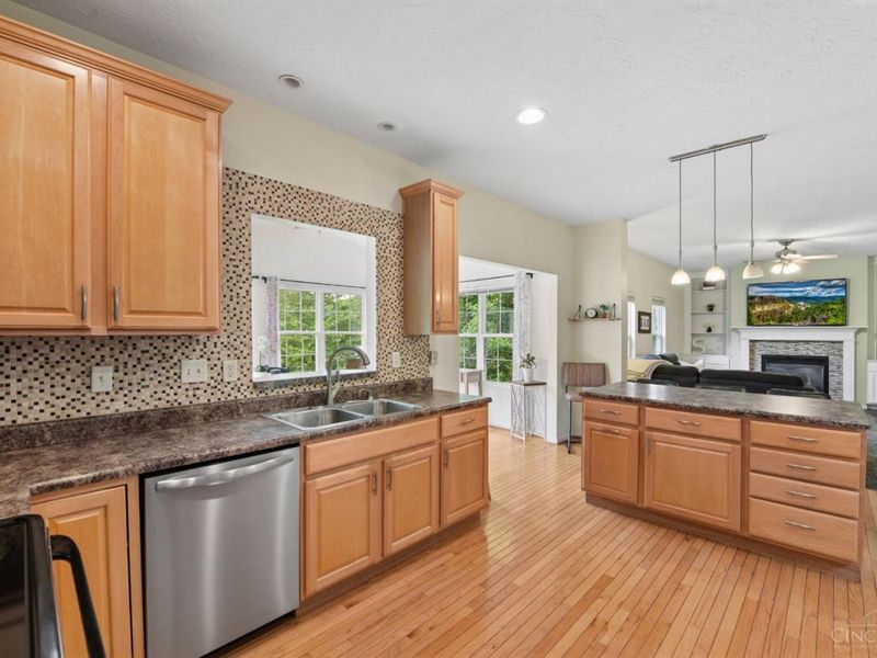 4869 Kleeman Green Drive, Cincinnati, OH 45211 Photo 5