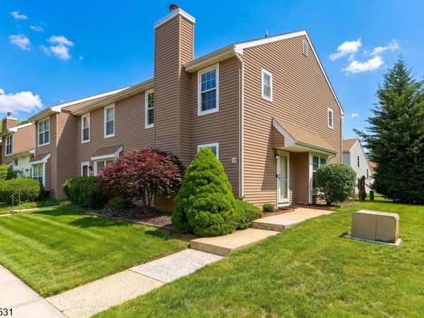 39 Canterbury Cir, Franklin, NJ 08873