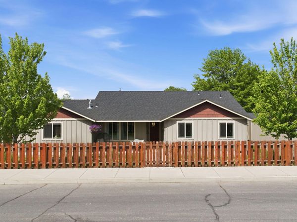 2425 NW 7th Street, Redmond, OR 97756