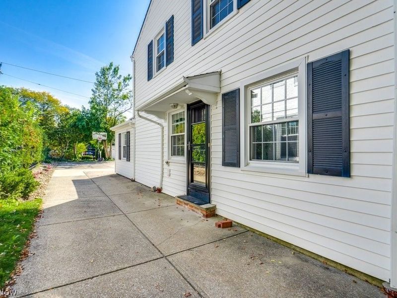 22212 E Byron Road , Shaker Heights, OH 44122 Photo 4