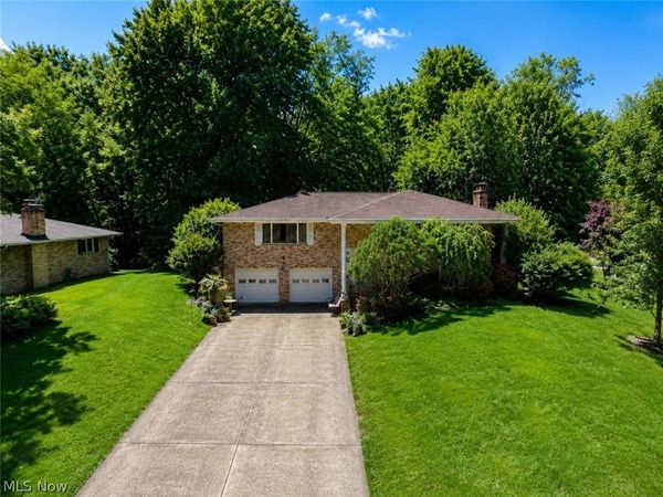 3856 Moonglo Street NW, Uniontown, OH 44685