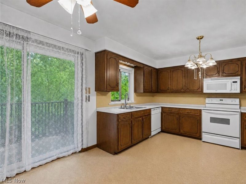 3856 Moonglo Street NW, Uniontown, OH 44685 Photo 9
