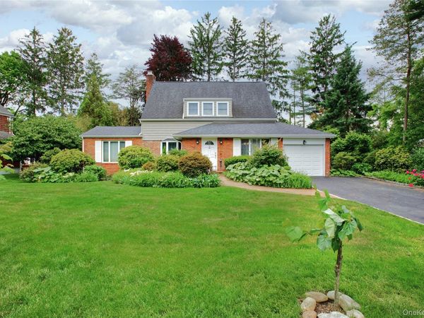34 Wildwood Lane , East Hills, NY 11577