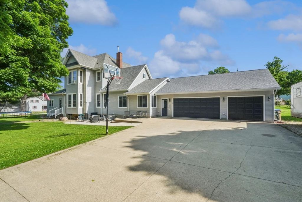 204 College Ave Ne, Hopkinton, IA 52237 Main Photo