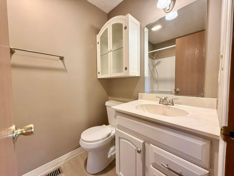 988 Kirkwood Drive , West Jefferson, OH 43162 Photo 14