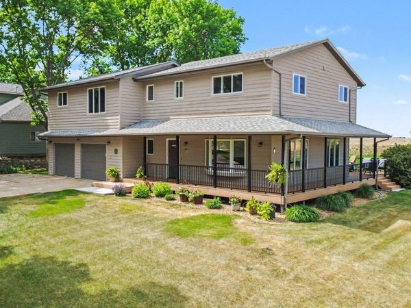 404 Cedar Ct, Madison, SD 57042