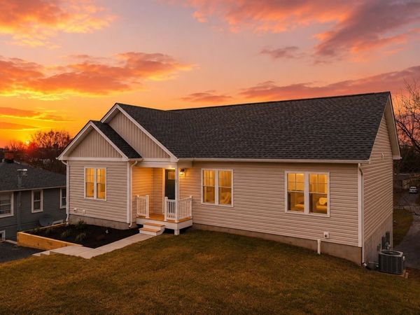 127 S WAVERLEY ST, STAUNTON, VA 24401