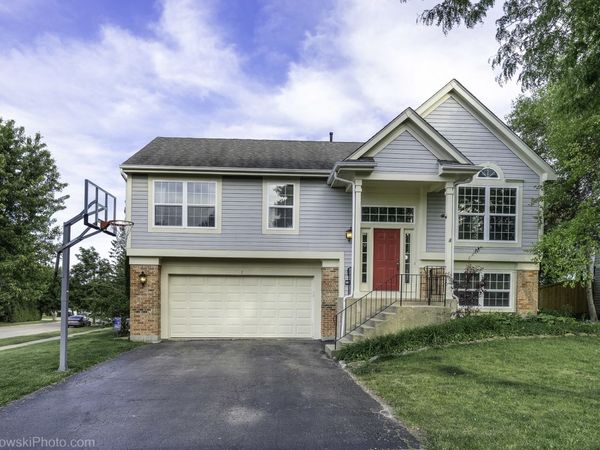 1 Coventry Court , South Elgin, IL 60177