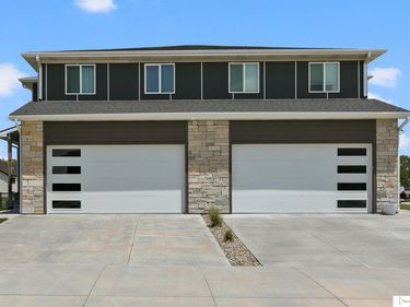 910 Titan Drive , Hickman, NE 68372