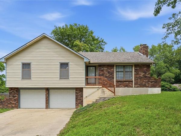 205 SE Moreland School Road, Blue Springs, MO 64014