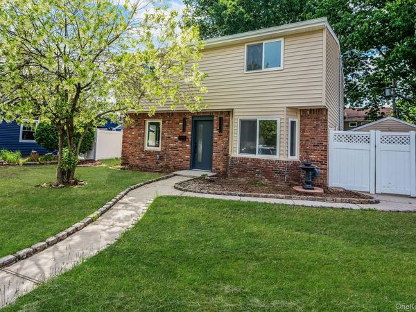 40 Buttercup Lane , Levittown, NY 11756