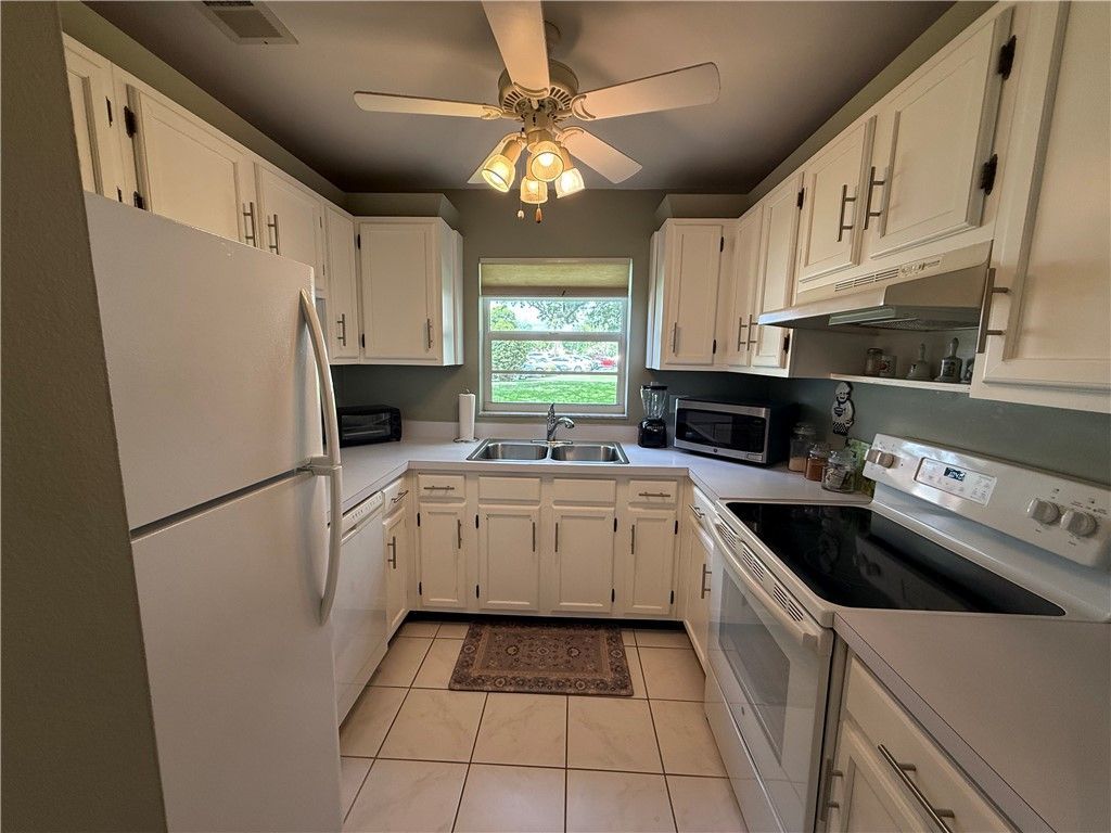 99 Spring Lake Drive, Unit 101, Vero Beach, FL 32962 Photo