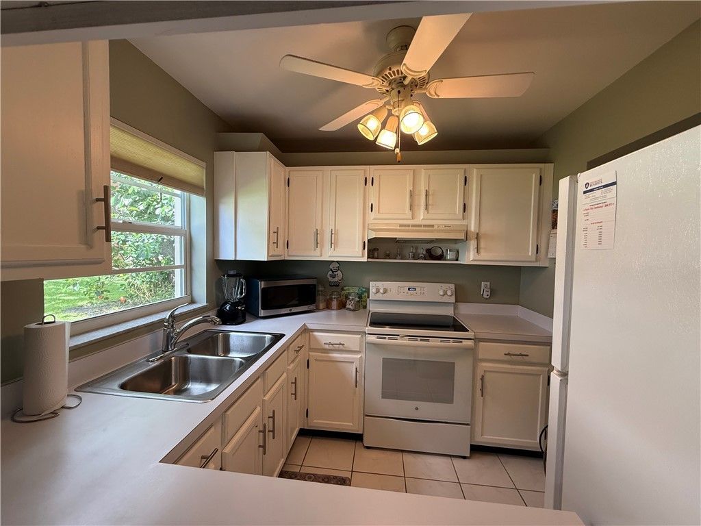 99 Spring Lake Drive, Unit 101, Vero Beach, FL 32962 Photo