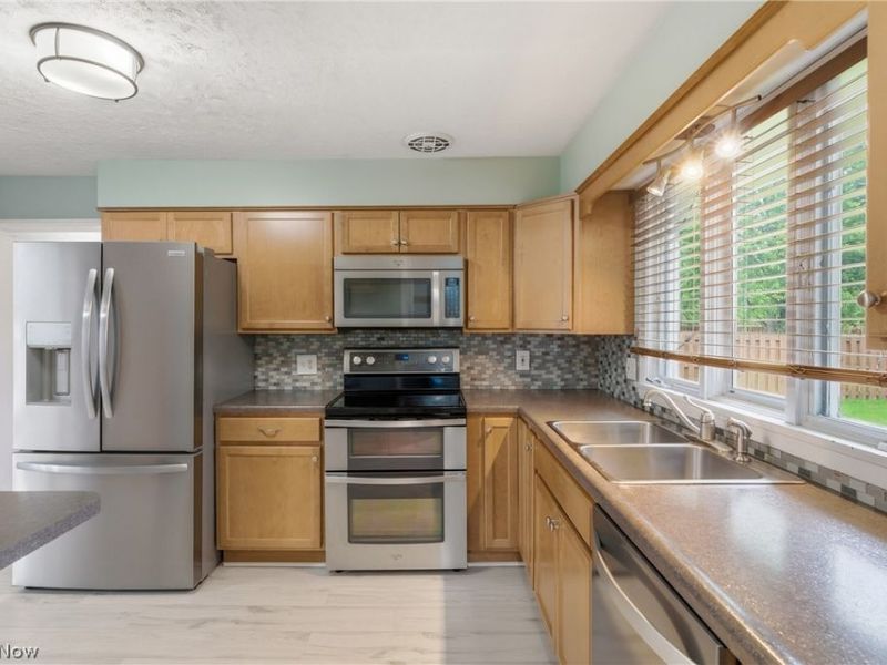 537 Randall Road , Elyria, OH 44035 Photo 16