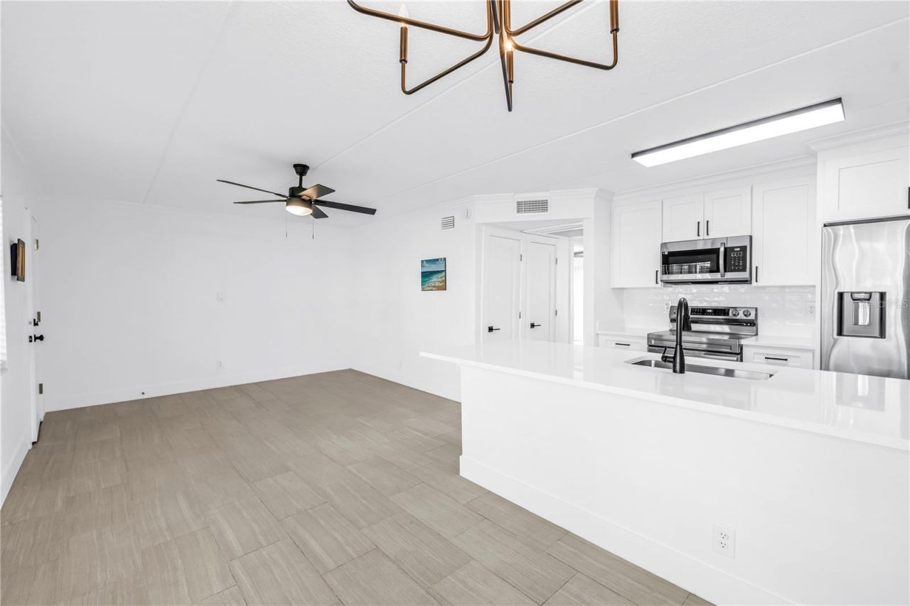 10375 Paradise Boulevard, Unit 51, Treasure Island, FL 33706 Photo