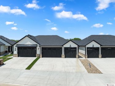 9127 Hillcrest Trail, Lincoln, NE 68520