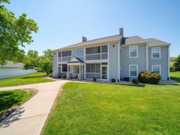 822 W Barrington Circle, Jackson, MI 49203